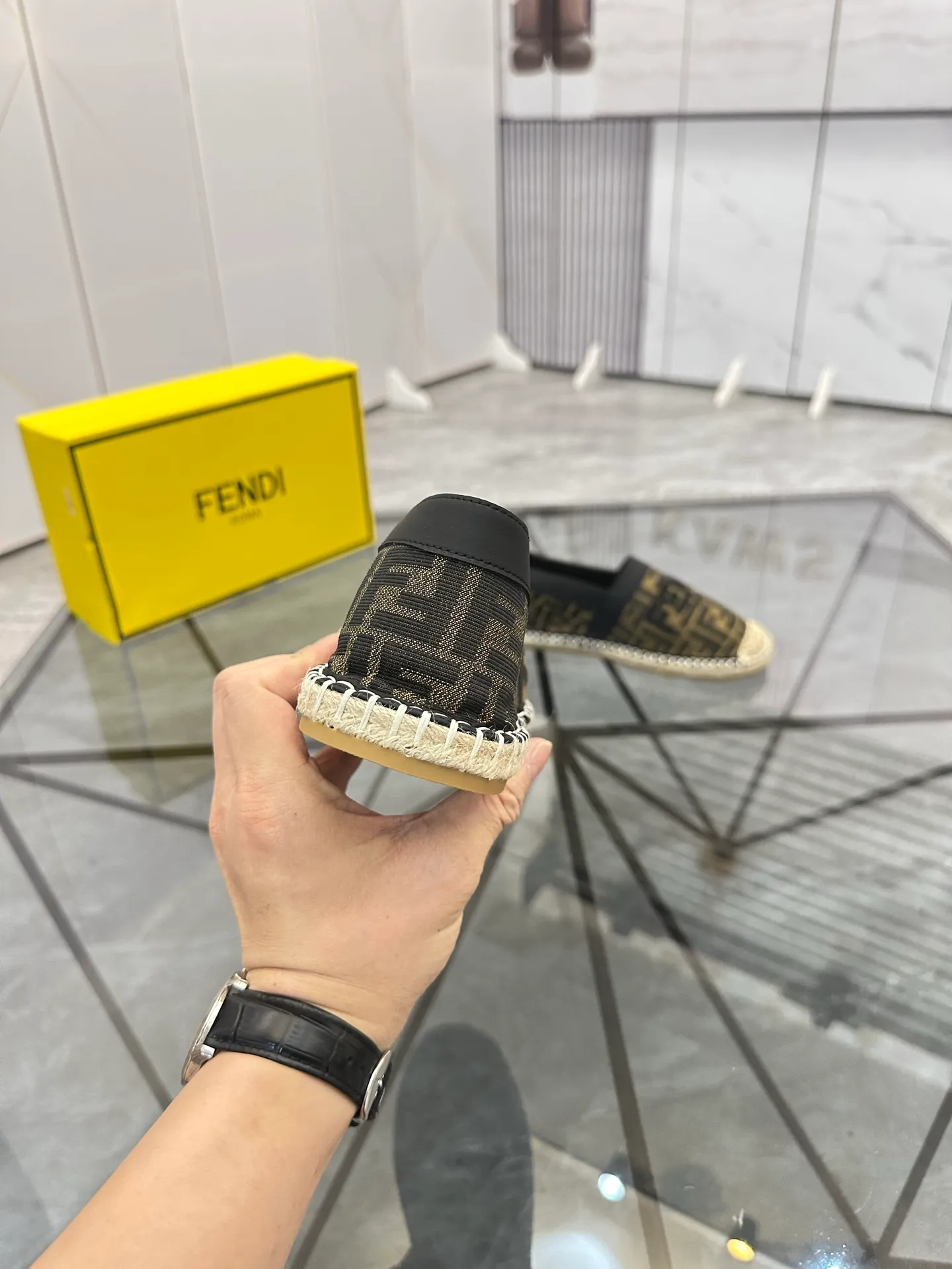 Selling men's shoes 💰: 💰P420¥ Product trademark: Fendi* "Fendi*" low-top fisherman's shoes Regular size: 38-44 (can be customized to 37.45) Product materials: upper imported cowhide stitched with original fabric, sheepskin lining, original outsole. Number: 1023